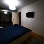 Luxury Apartment. 10 Minutes Taxi Ride To Center