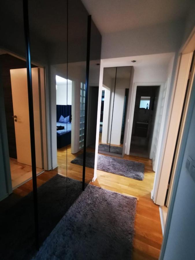 Luxury Apartment. 10 Minutes Taxi Ride To Center