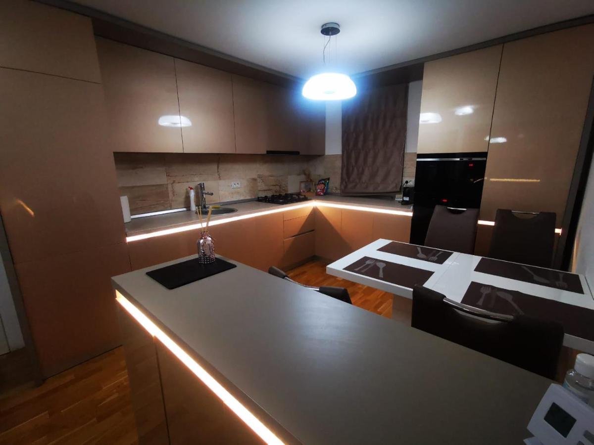 Apartament Luxury Apartment. 10 Minutes Taxi Ride To Center *